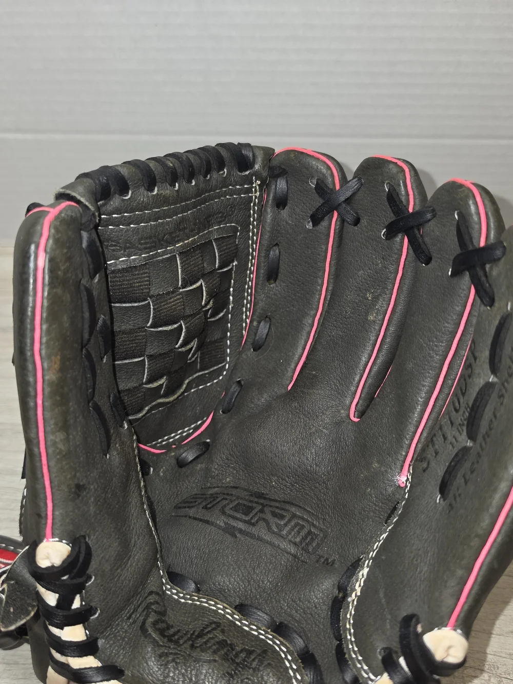 Rawling Storm 11in Softball Right Hand Glove Youth Black Leather